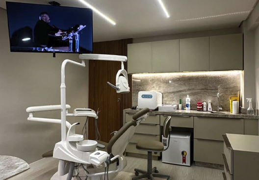 Interior do consultório odontológico em Natal, ambiente limpo e moderno.